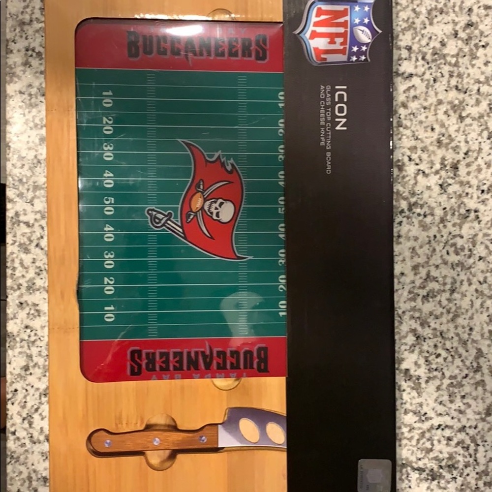 Buccaneers Cutting board with knife